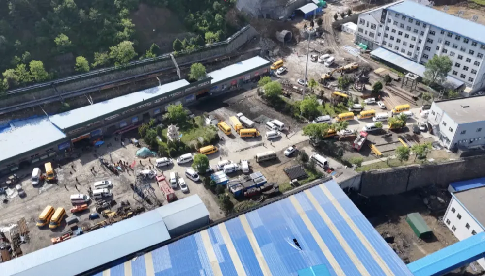 Petugas penyelamat terlihat di lokasi ledakan gas di tambang batu bara di provinsi Shanxi, China. Foto: CGTN