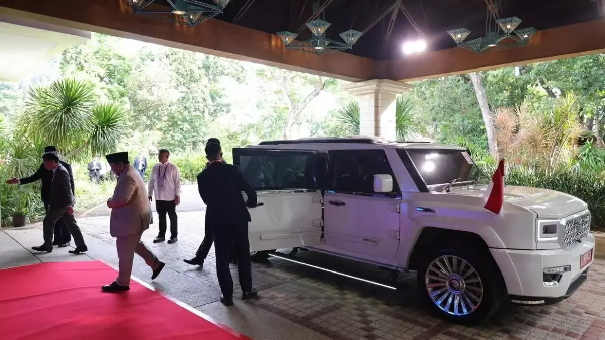 Presiden Prabowo Subianto menggunakan Maung, kendaraan taktis buatan Indonesia, dalam kunjungannya ke Filipina