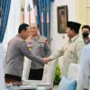 Kapolri Jenderal Listyo Sigit bersalaman dengan Presiden Prabowo Subianto (Foto: Biro Pers Sekretariat Preside