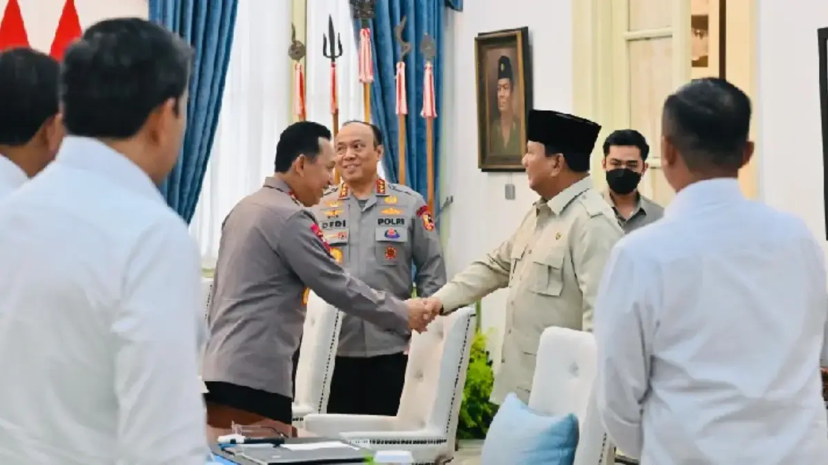 Kapolri Jenderal Listyo Sigit bersalaman dengan Presiden Prabowo Subianto (Foto: Biro Pers Sekretariat Preside