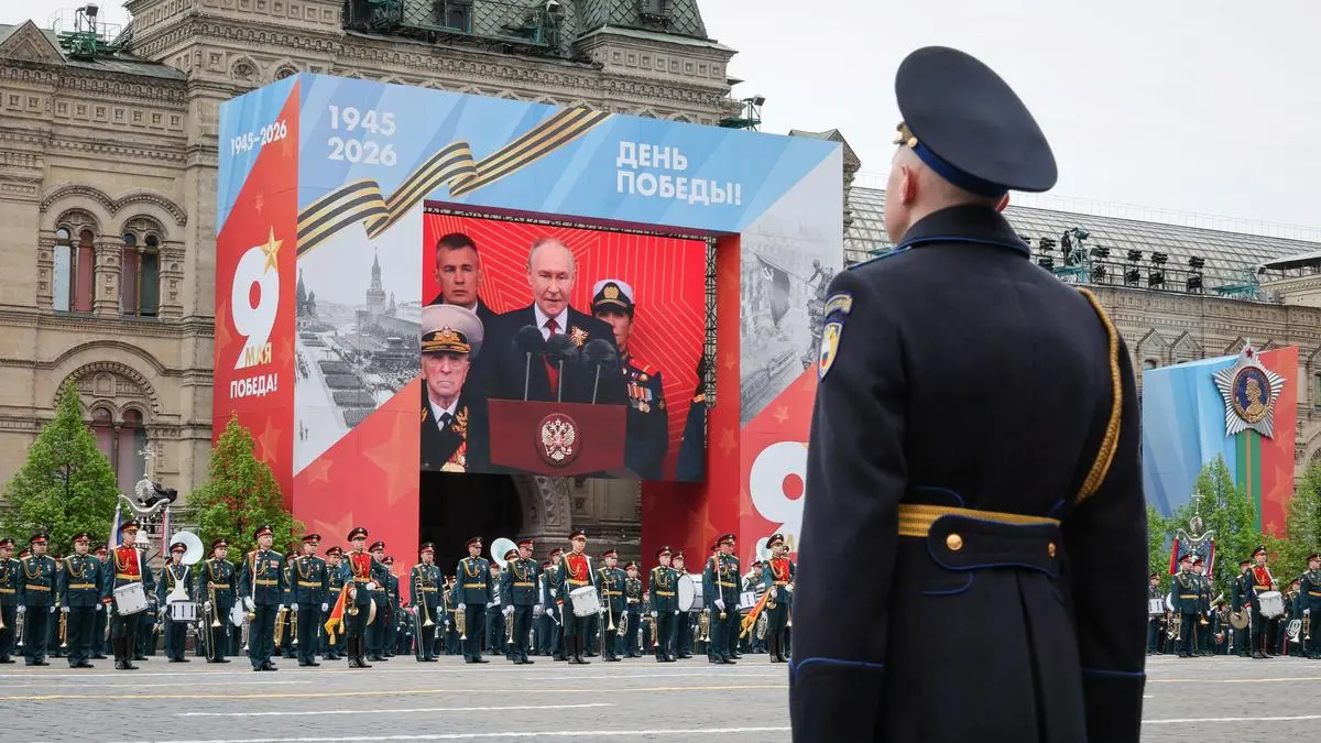 Seorang tentara melihat layar saat presiden Rusia, Vladimir Putin, berpidato di parade militer Hari Kemenangan