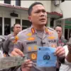 Kapolresta Barelang, Kombes Pol Anggoro Wicaksono menunjukkan surat tilang dan STNK kendaraan milik Ketua DPRD