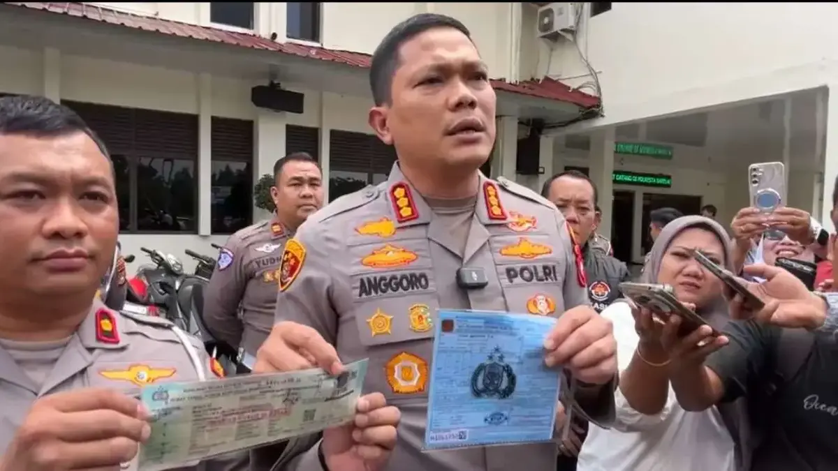 Kapolresta Barelang, Kombes Pol Anggoro Wicaksono menunjukkan surat tilang dan STNK kendaraan milik Ketua DPRD