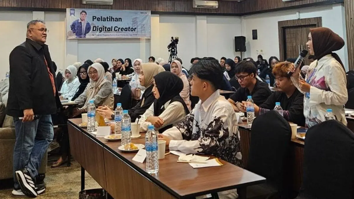 Direktur Geopolitik GREAT Institute, Dr. Teguh Santosa di hadapan kreator konten di Palembang. (IST)
