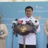 Wakil Menteri Sekretaris Negara Juri Ardiantoro (tengah) memberikan pernyataan pers di Kompleks Istana Kepresi