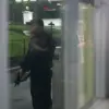 Seorang anggota Dinas Rahasia menjaga pintu ruang pengarahan pers di Gedung Putih, Sabtu, 23 Mei 2026, di Wash