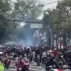 Ribuan massa memadati Alun-alun Simpang Lima Kabupaten Pati saat menggelar aksi unjuk rasa menuntut penurunan