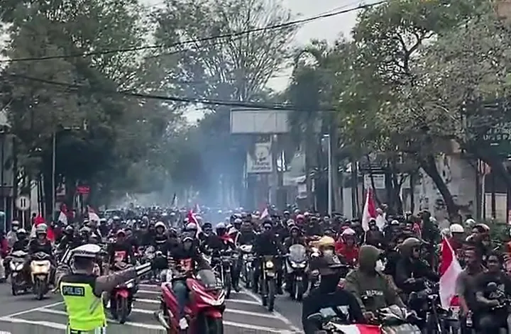 Ribuan massa memadati Alun-alun Simpang Lima Kabupaten Pati saat menggelar aksi unjuk rasa menuntut penurunan