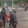 Ratusan massa berpakaian hitam membuat kerusuhan di Kota Bandung