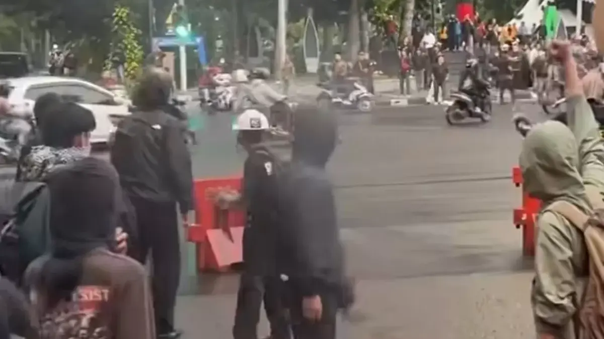 Ratusan massa berpakaian hitam membuat kerusuhan di Kota Bandung