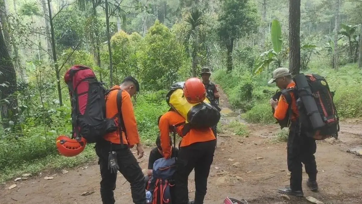 Tim SAR gabungan saat melakukan pencarian terhadap mahasiswi ITB yang hilang kontak saat mendaki Gunung Puntan