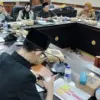 Suasana rapat dengar pendapat (RDP) Komisi D DPRD Jember, Senin (11/5/2026). Tampak dalam gambar seorang anggo