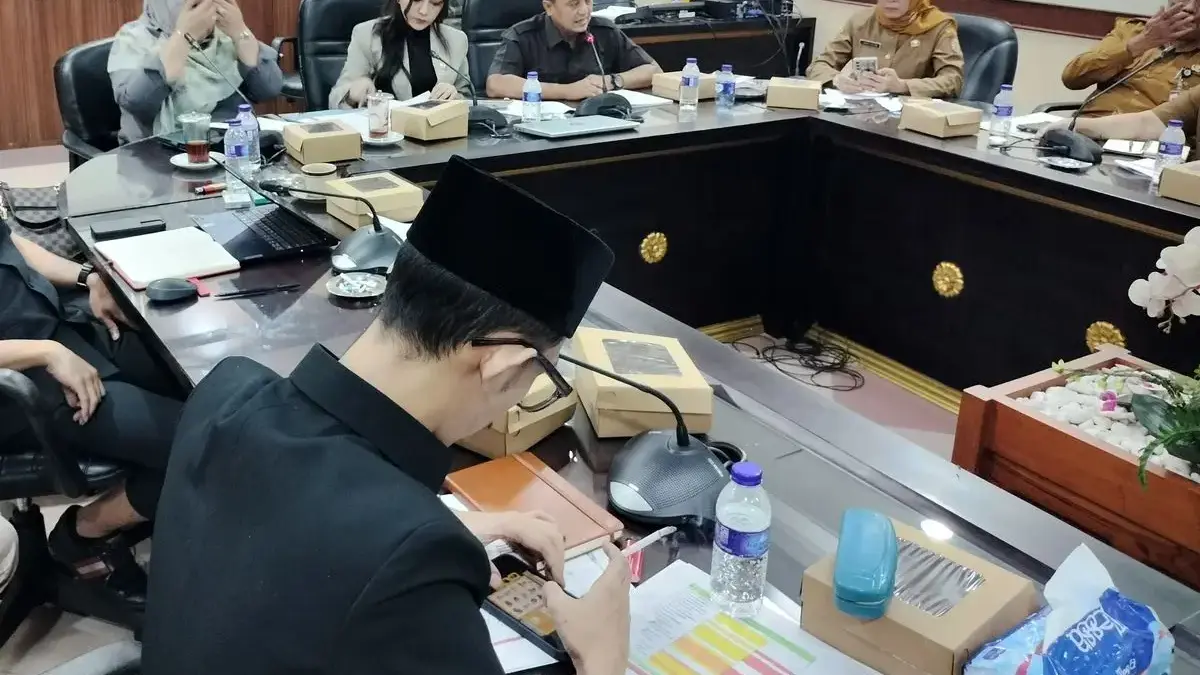 Suasana rapat dengar pendapat (RDP) Komisi D DPRD Jember, Senin (11/5/2026). Tampak dalam gambar seorang anggo