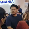 Farhan, owner Hanania Travel digeruduk sejumlah jemaah umrah di kantornya di Kota Casablanca, Jakarta Selatan,