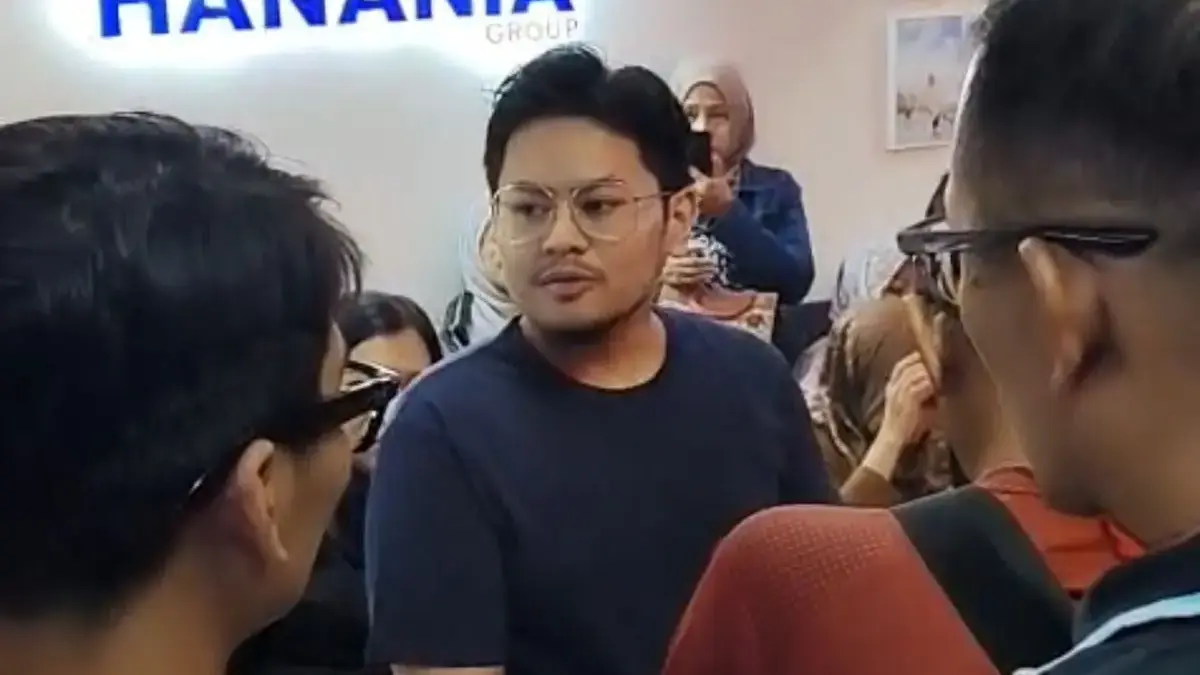 Farhan, owner Hanania Travel digeruduk sejumlah jemaah umrah di kantornya di Kota Casablanca, Jakarta Selatan,