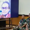 Oditur tampilkan foto wajah terdakwa yang terluka akibat cipratan air keras saat siram Andrie Yunus (Antara/Dh