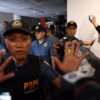 Petugas keamanan Senat dan petugas polisi meminta anggota media untuk mundur setelah suara tembakan terdengar