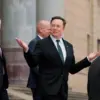 Bos Tesla Elon Musk memberi isyarat saat dia pergi setelah menghadiri upacara penyambutan untuk Presiden AS Do