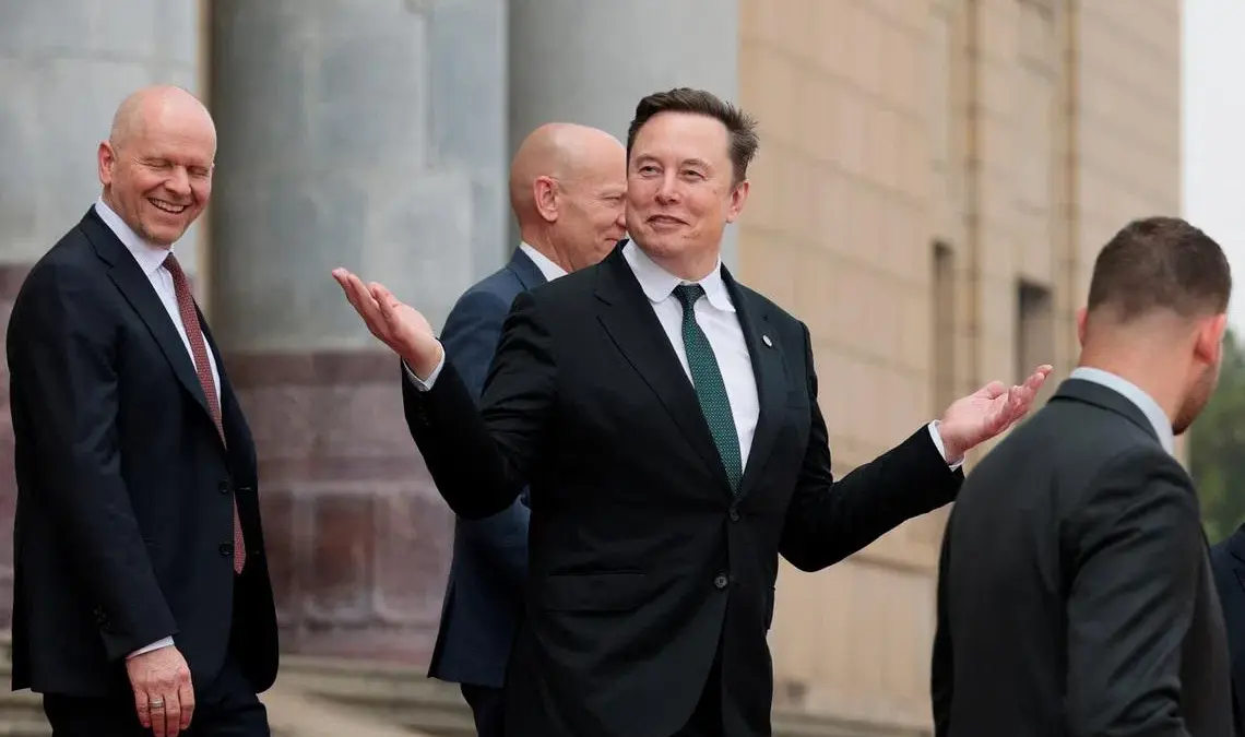 Bos Tesla Elon Musk memberi isyarat saat dia pergi setelah menghadiri upacara penyambutan untuk Presiden AS Do