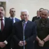 Presiden Palestina Mahmoud Abbas, ditemani oleh kedua putranya Yasser (kiri) dan Tarek (kanan), pada 28 Mei 20