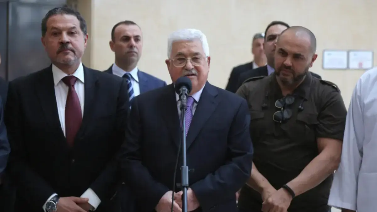 Presiden Palestina Mahmoud Abbas, ditemani oleh kedua putranya Yasser (kiri) dan Tarek (kanan), pada 28 Mei 20