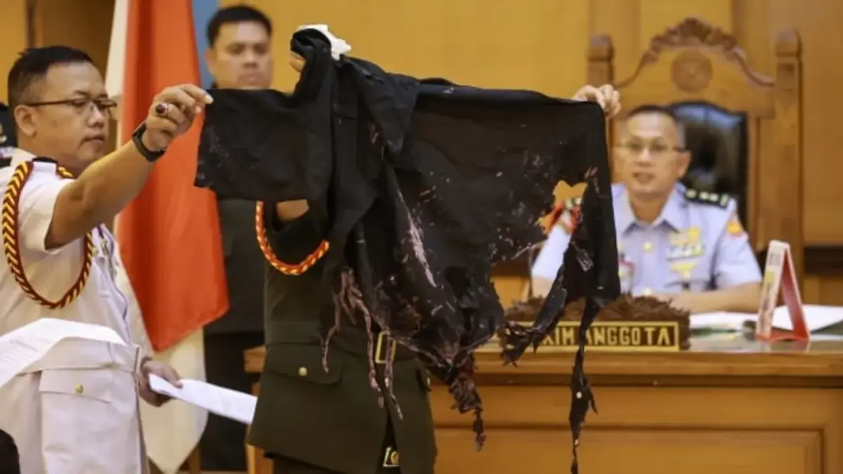 Oditur tampilkan barang bukti kasus penyiraman air keras terhadap Andrie Yunus. (Antara/Dhemas Rivayanto/nym)