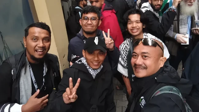 Empat Wartawan Indonesia Dicegat Israel saat Liput Misi Bantuan Gaza Swafoto sejumlah WNI yang tergabung dalam Global Peace Convoy Indonesia 2026.(Instagram/@globalpeaceconvoy)