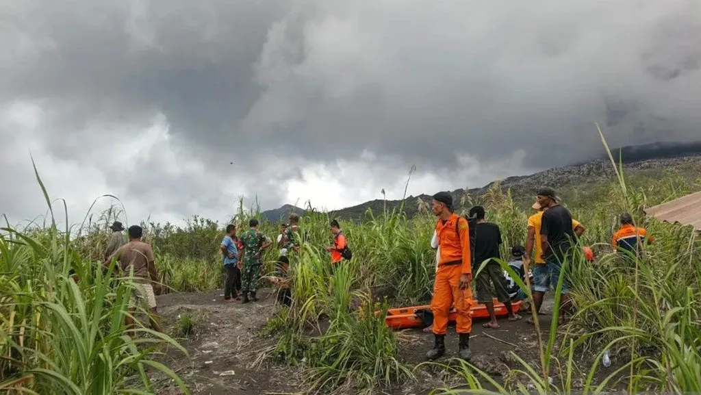 Proses evakuasi pendaki Gunung Dukono Maluku Utara. (SAR Ternate)