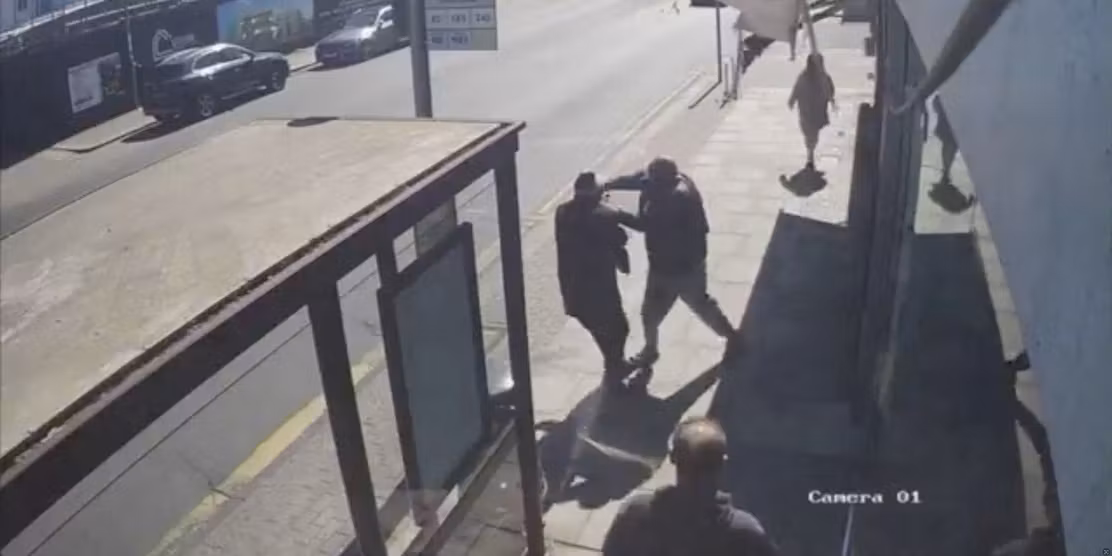 Tangkapan layar dari rekaman kamera pengintai yang menunjukkan seorang pria Yahudi ditikam di Golders Green, L