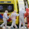 Petugas medis evakuasi pasien dari kapal pesiar MV Hondius diduga infeksi hantavirus, ke ambulans setelah di
