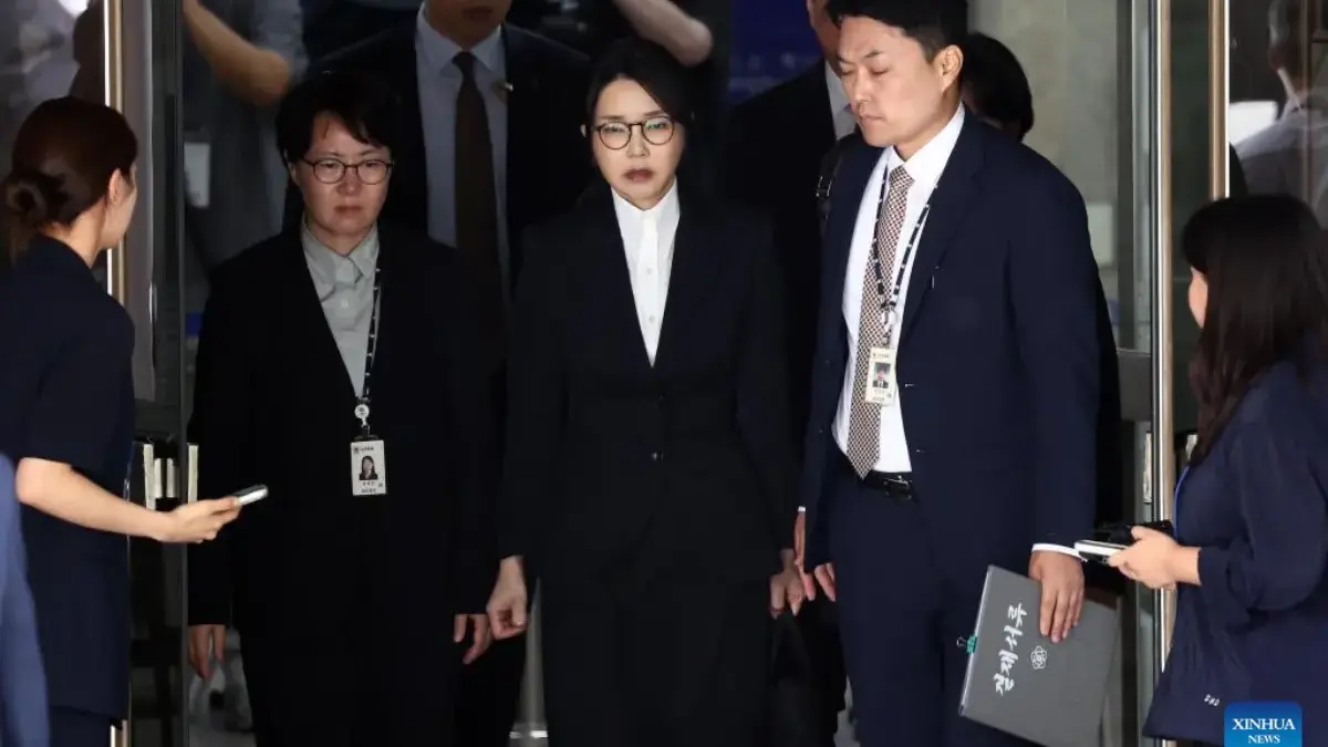 Kim Keon-hee (C), istri mantan Presiden Korea Selatan Yoon Suk-yeol, terlihat di Pengadilan Distrik Pusat Seou