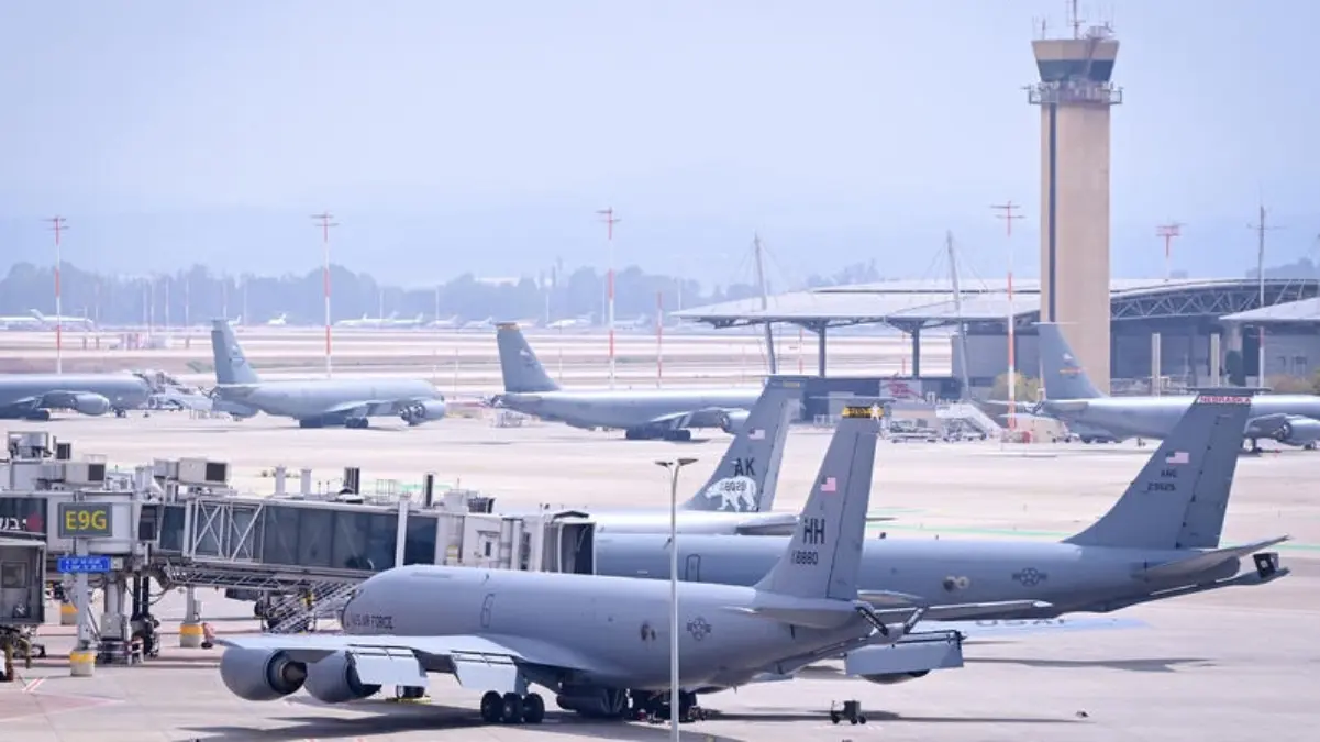 Pesawat militer AS terlihat di Bandara Ben Gurion Israel bulan lalu. (Foto oleh Avshalom Sassoni/FLASH90)