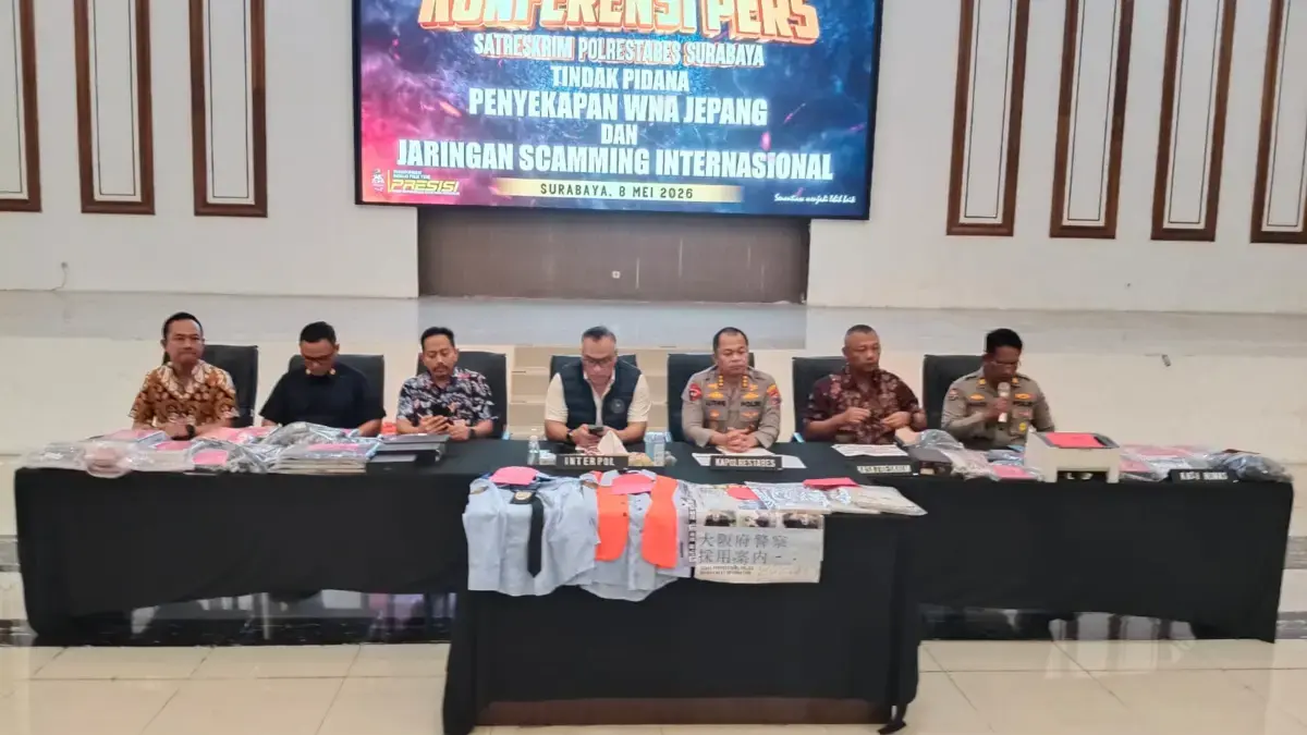 Polrestabes Surabaya menggelar jumpa pers kasus penggerebekan scamming