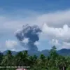 Kolom abu berwarna putih kelabu kehitaman dari erupsi gunung api Dukono terlihat dari Pos Pengamatan Gunung Ap