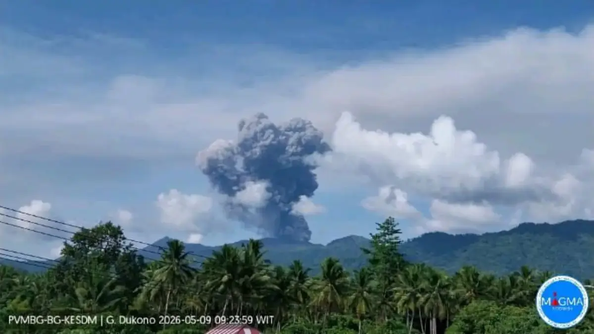 Kolom abu berwarna putih kelabu kehitaman dari erupsi gunung api Dukono terlihat dari Pos Pengamatan Gunung Ap