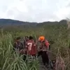 Tim SAR gabungan saat melakukan pencarian terhadap tiga korban hilang di tengah erupsi gunung Dukono. (IST)