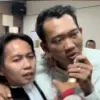 Sobirin atau Ririn Rifanto dan pengacara Toni RM tampak bersiteng dengan jaksa usai sidang du PN Indramayu, R
