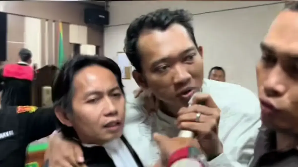 Sobirin atau Ririn Rifanto dan pengacara Toni RM tampak bersiteng dengan jaksa usai sidang du PN Indramayu, R