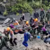 Proses evakuasi terhadap korban (IST)