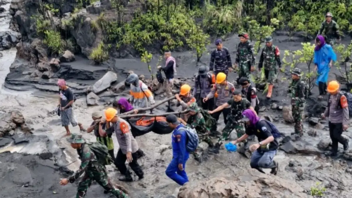 Proses evakuasi terhadap korban (IST)