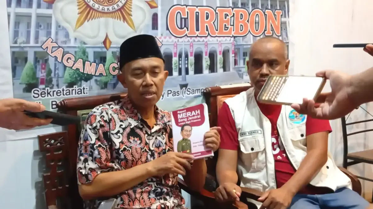 Ahmad Bahar didampingi Ketua Kagama Cirebon Raya, Heru Subagia