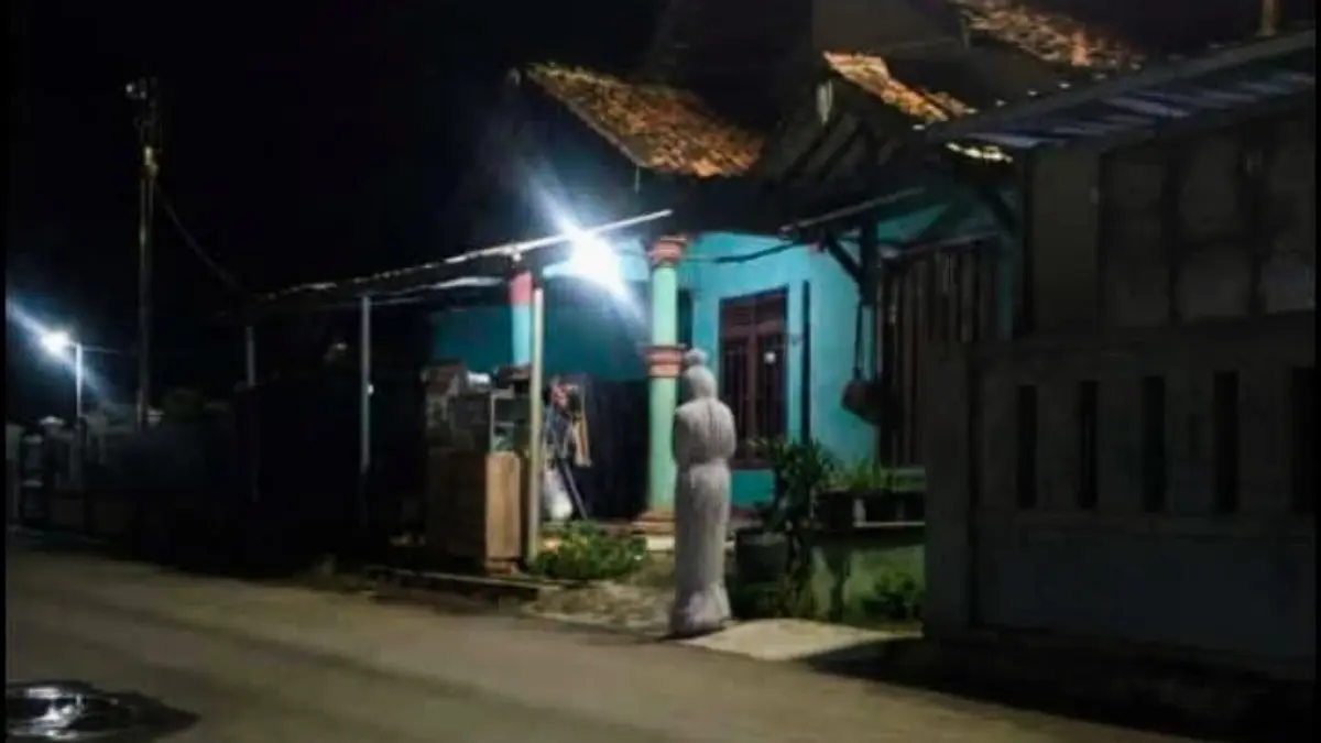 Foto dari salah satu netizen di Cirebon Timur yang menangkap sosok pocong yang meresahkan warga sekitar kecama