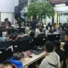 Pihak kepolisian melakukan pemeriksaan terhadap ratusan Warga Negara Asing (WNA) di wilayah perkantoran Hayam
