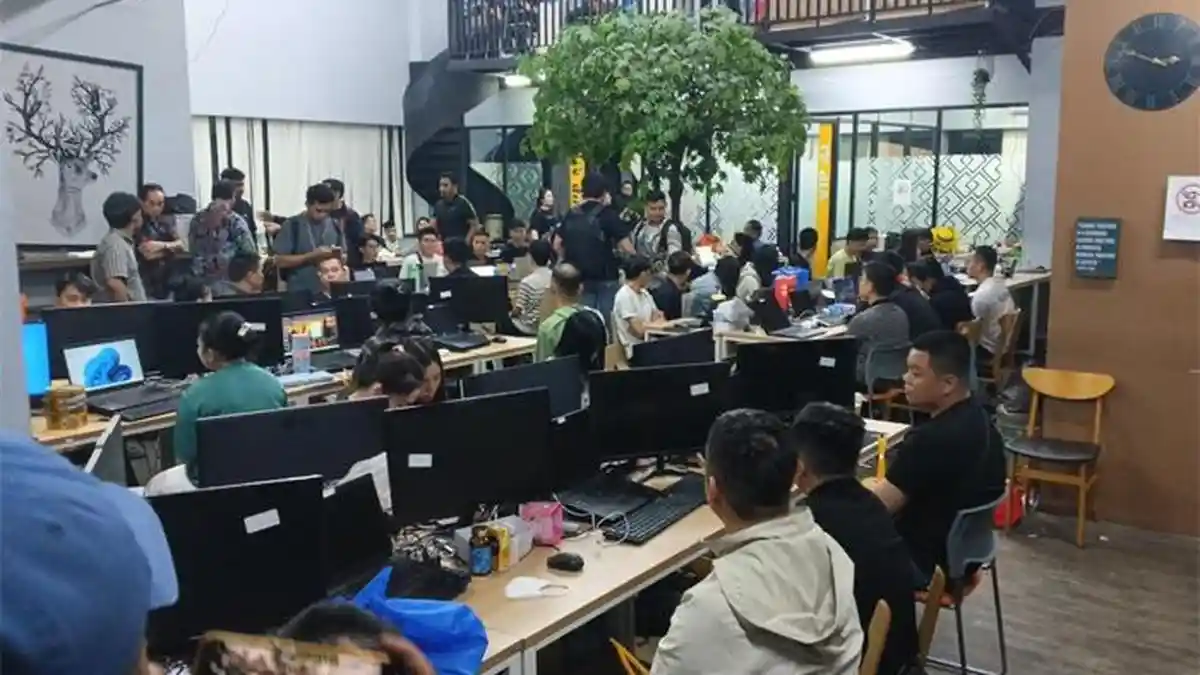 Pihak kepolisian melakukan pemeriksaan terhadap ratusan Warga Negara Asing (WNA) di wilayah perkantoran Hayam