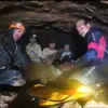Penyelam veteran Paasi dan Palasing di dalam ruangan dengan orang-orang yang terjebak (Thailand Rescue Diver)