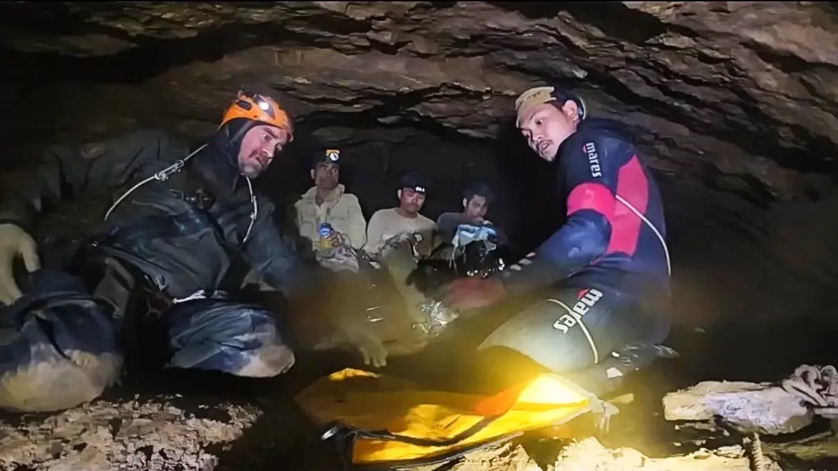 Penyelam veteran Paasi dan Palasing di dalam ruangan dengan orang-orang yang terjebak (Thailand Rescue Diver)