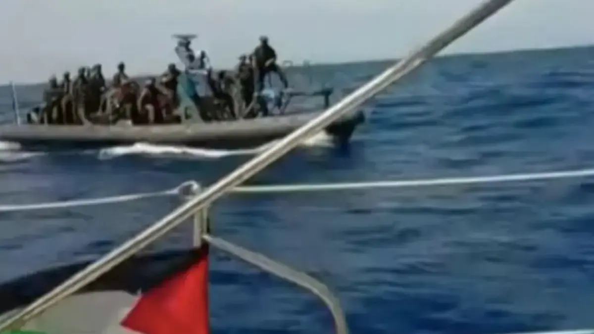 Pasukan Israel mencegat salah satu armada Global Sumud Flotila. Foto: Al Jazeera