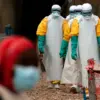 Petugas kesehatan memakai pakaian pelindung saat bertugas di pusat perawatan Ebola di Beni, wilayah timur Demo