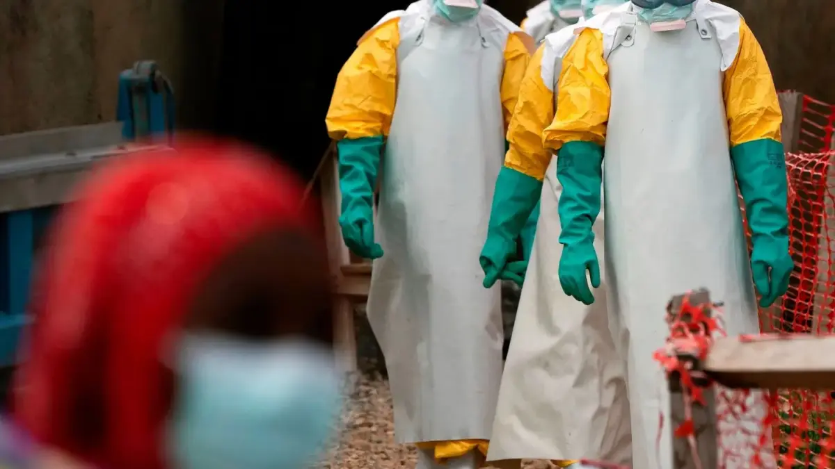 Petugas kesehatan memakai pakaian pelindung saat bertugas di pusat perawatan Ebola di Beni, wilayah timur Demo