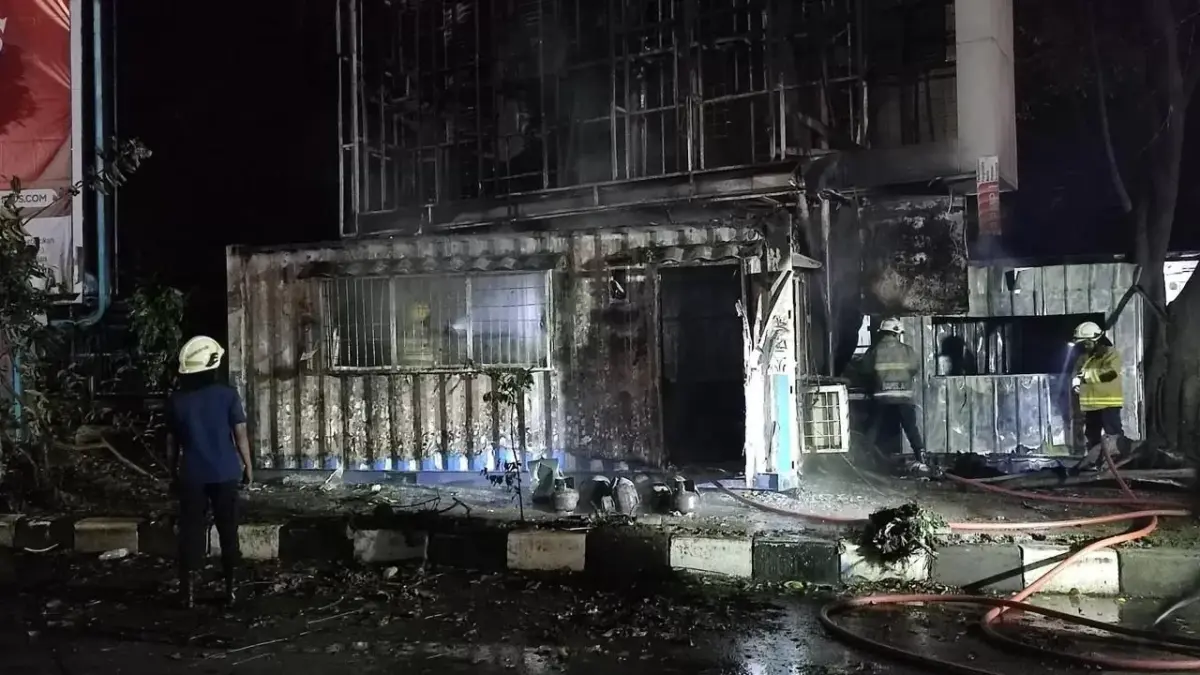 Pos polisi di Taman Sari Bandung ludes dibakar massa berpakaian hitam, Jumat malam (1/5)